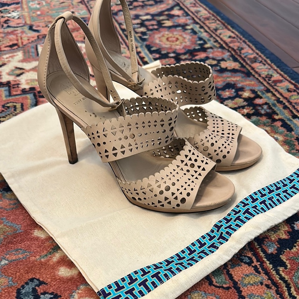 🎉HP🎉Tory Burch Perforated Heels